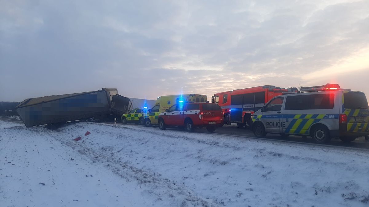 Na Mladoboleslavsku se čelně střetla nákladní auta. Řidič zemřel na místě